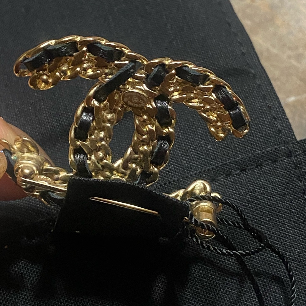 Lambskin Crystal Vintage style Allure CC Chain Brooch Black Gold - Picture 3 of 11
